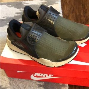 New in box men’s Nike sock dart